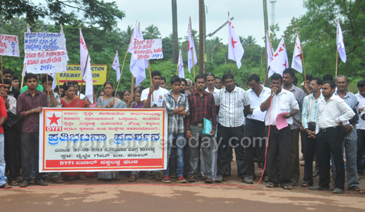 DYFI protes 2